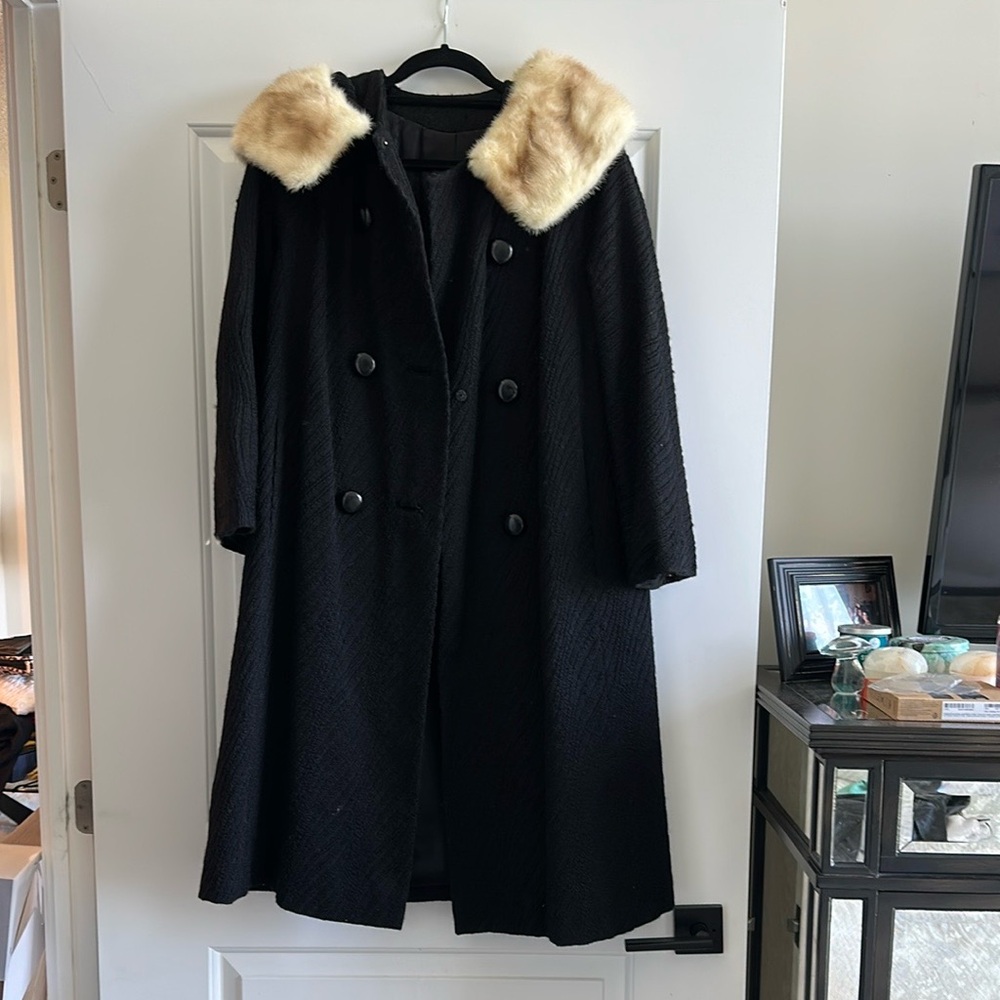 Elegant Black Double-Breasted Women's Coat with Faux Fur Collar